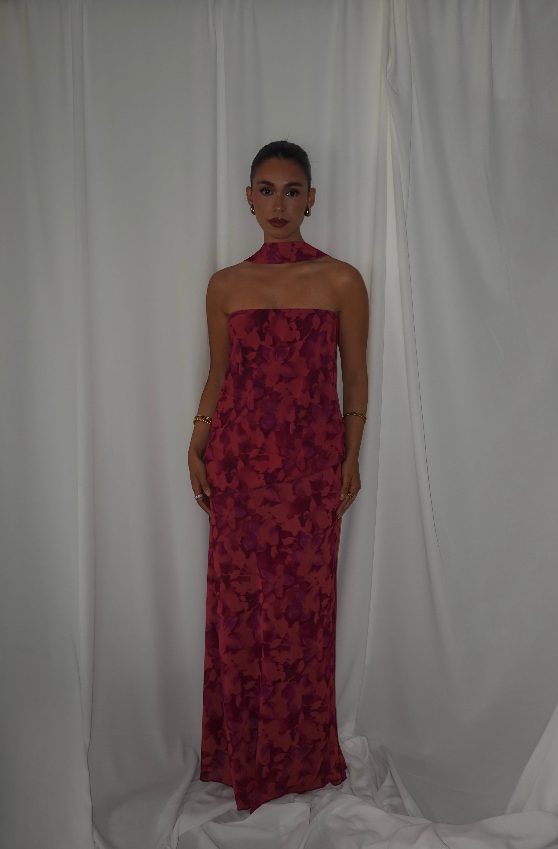 VESTIDO CON CAPA.