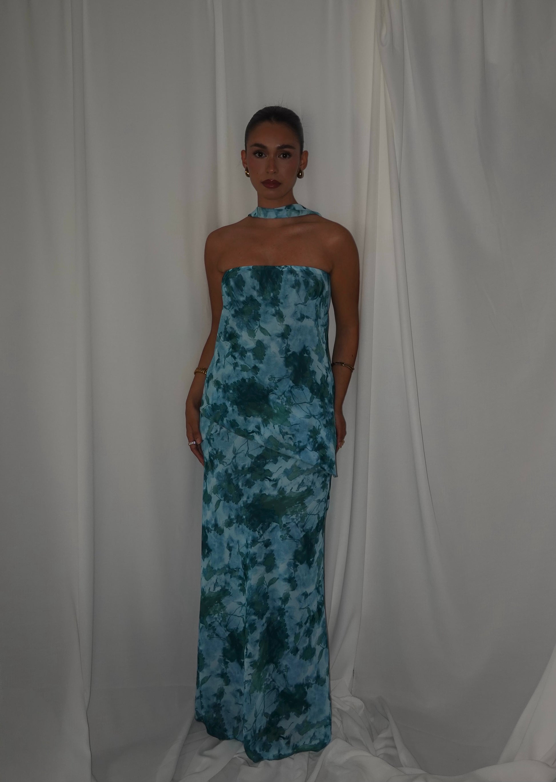 VESTIDO CON CAPA