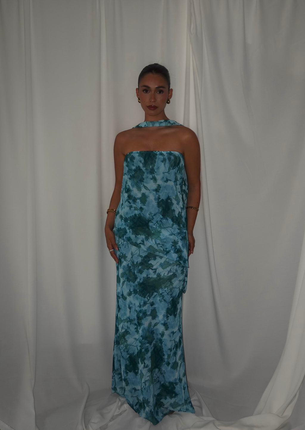 VESTIDO CON CAPA