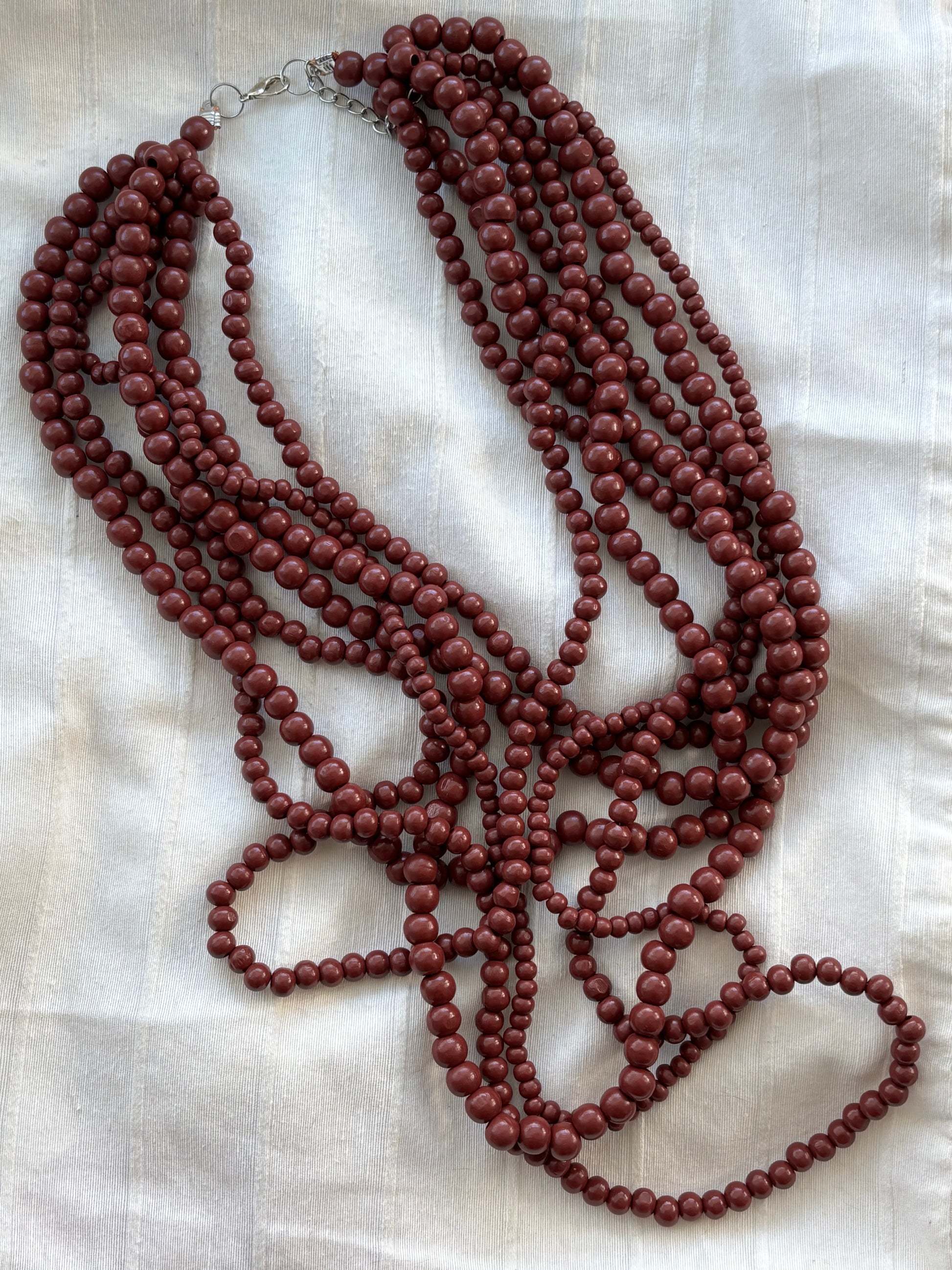 Collar Bolas Piedras Burdeos