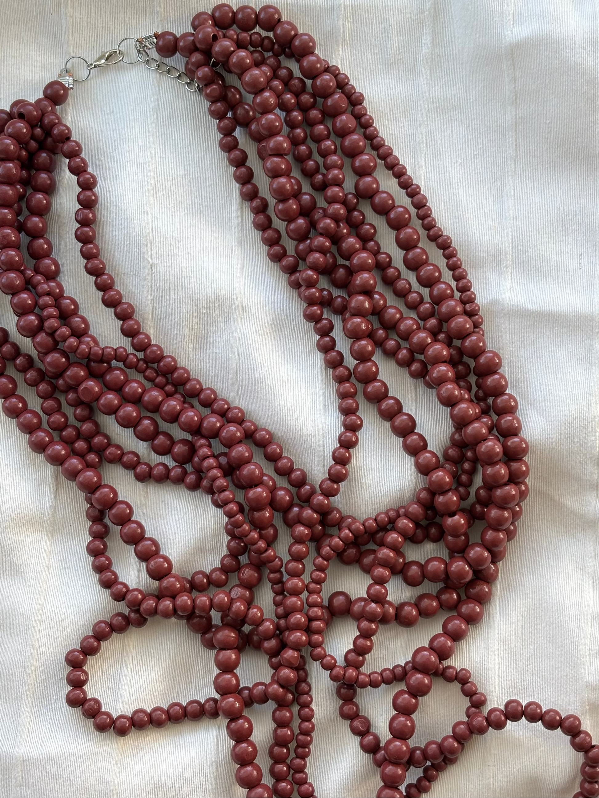 Collar Bolas Piedras Burdeos